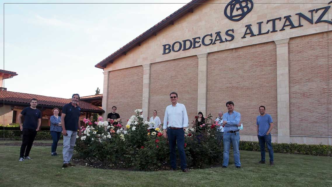 La Junta directiva de la Asociación con el gerente y el enólogo de Bodegas Altanza, que acogió la primera reunión tras el periodo de confinamiento